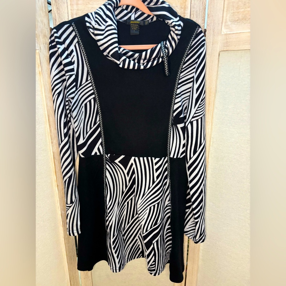 Adorable cowl neck Zebra colorblock mini dress🌺2/$14 4/$20